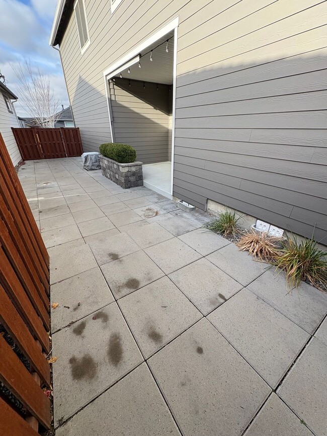 Building Photo - Newer 3 Bedroom / 2.5 Bathroom + Loft in the Ochoco Pointe Community