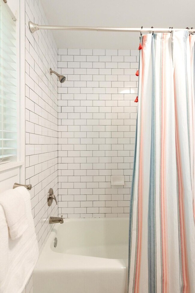 Building Photo - 2906 Westhill Dr