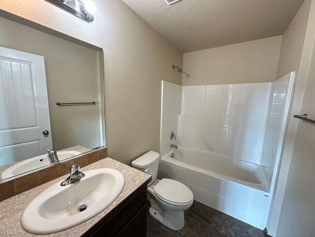 Building Photo - 3/2 Radiant Lake Home