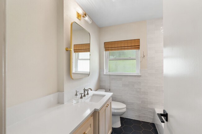 Building Photo - 935 Stonecrest Dr