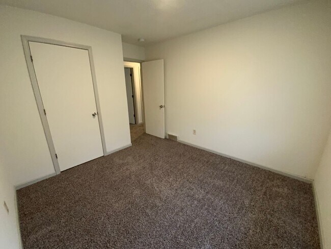 Building Photo - 1630 W Amos Dr