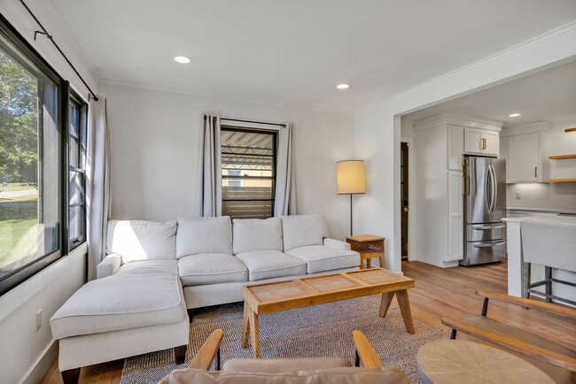 Building Photo - Beautifully furnished short-term rental in...
