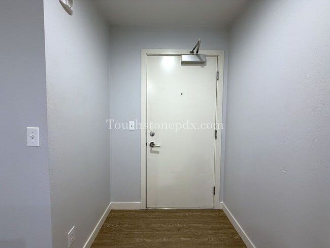 Building Photo - Contemporary 2 Bedroom, 1.5 Bathroom Apartment
