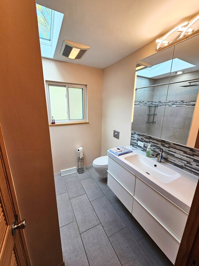 Building Photo - 711 E Main St