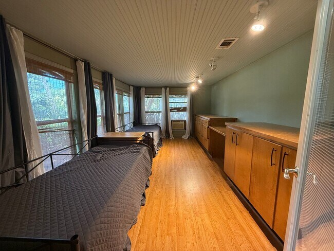 Building Photo - 303 Interbay Ave
