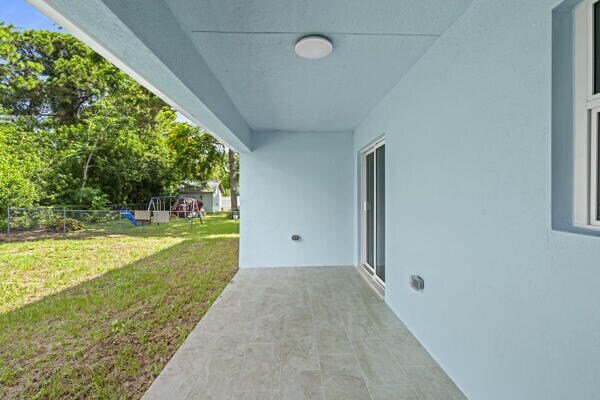 Building Photo - 5911 Seagrape Dr