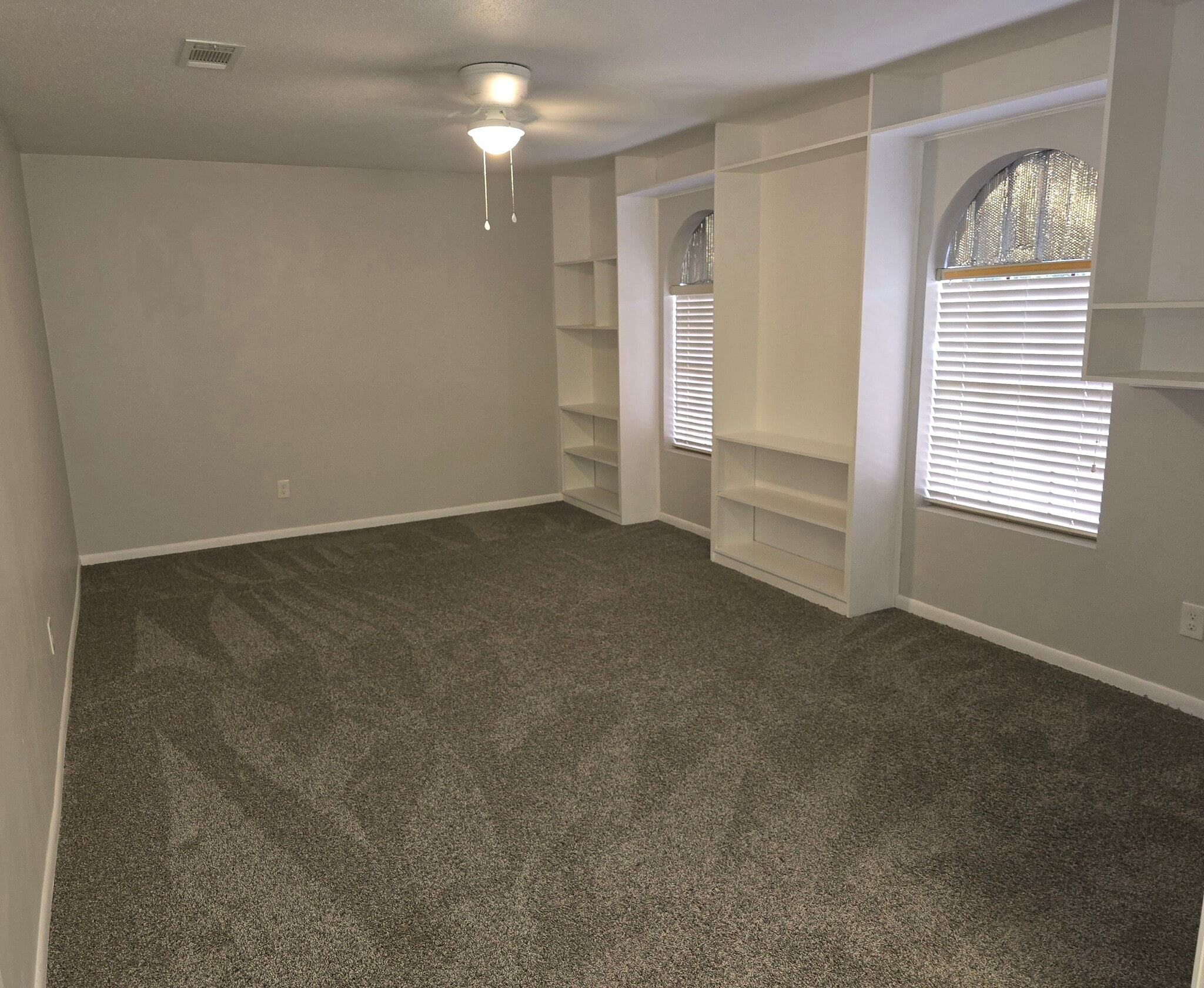 Very large upstairs bedroom 12' x 24' - 465 Longmeadow St