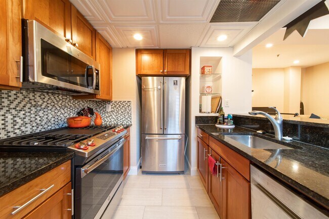 Building Photo - 227 Christopher Columbus Dr