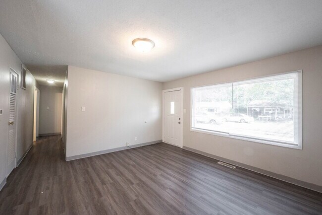 Building Photo - "Charming 3-Bed, 2-Bath Retreat in Indiana...