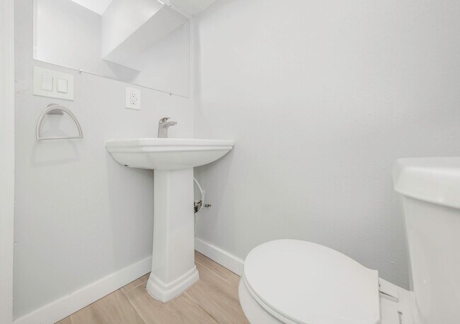 Building Photo - P197 - #4A Holiday Inn