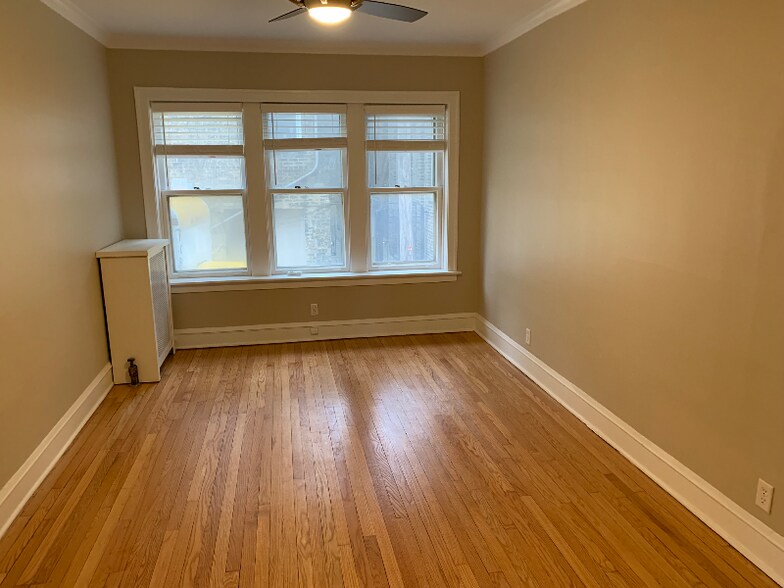 Building Photo - 2046 W Farragut Ave