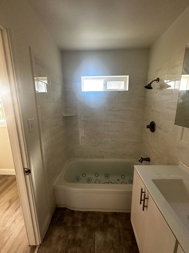 Building Photo - Charming 2/1 with bonus room on HWY 32