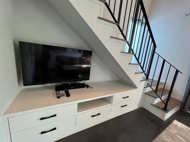 Building Photo - 5006 Woodrow Ave