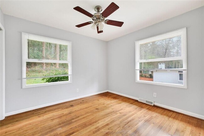 Building Photo - 3178 Pinehill Dr