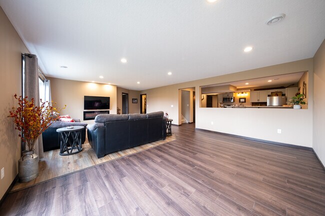 Building Photo - 280 Primrose Path