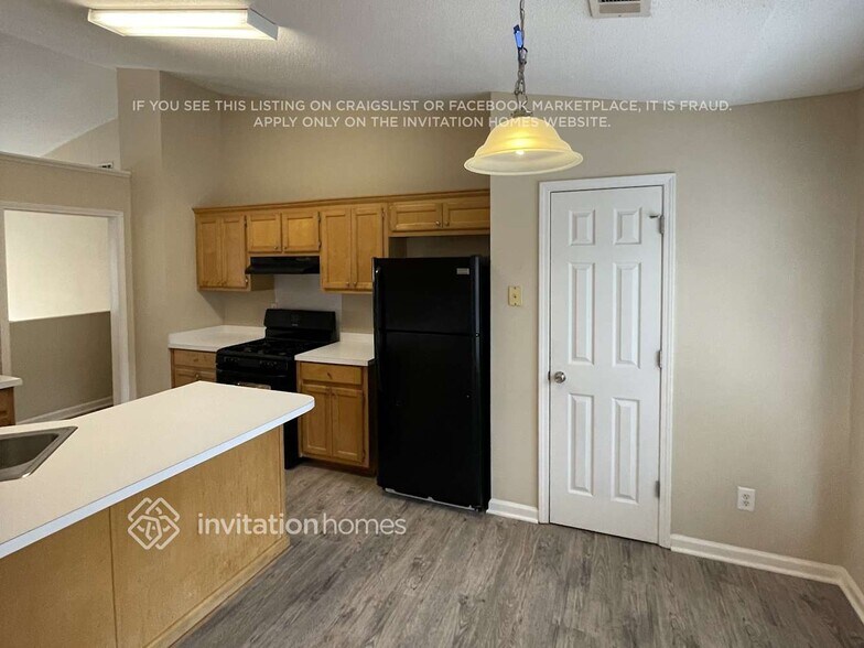 Building Photo - 560 Heathgate Dr SW