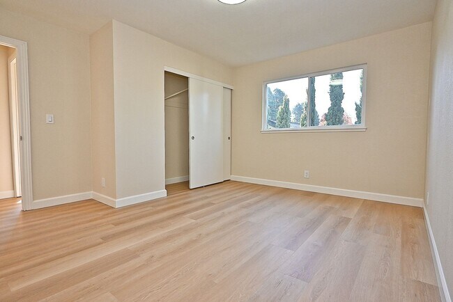 Building Photo - $4590 -- Beautifully Remodeled Brookvale Home on a Quiet Court