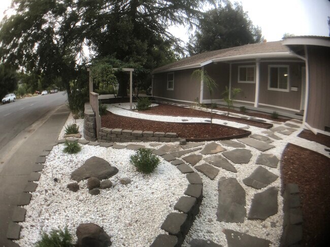 Building Photo - 906 Sycamore Ln