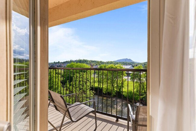 Building Photo - 1410 Hurley Dr