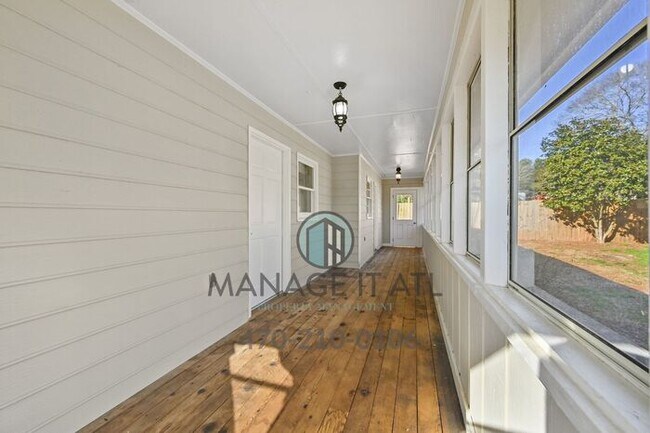 Building Photo - Beautifully renovated 3 bedroom house in Tucker, GA!