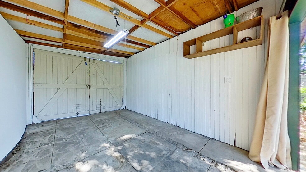 Building Photo - 1915 Las Lunas St