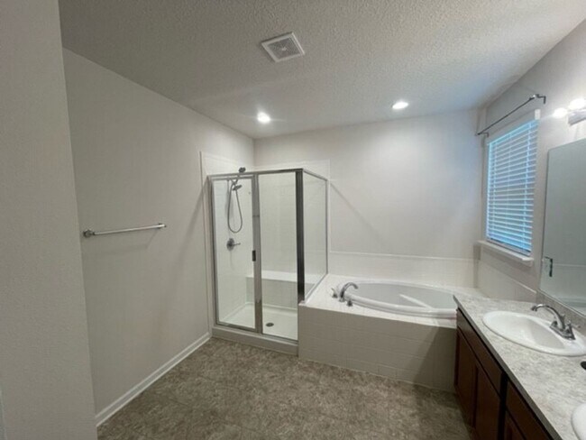 Building Photo - 4BR/ 3BA