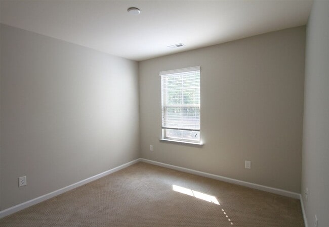 Building Photo - Spacious 3Bedroom Townhome in Thompson Rid...