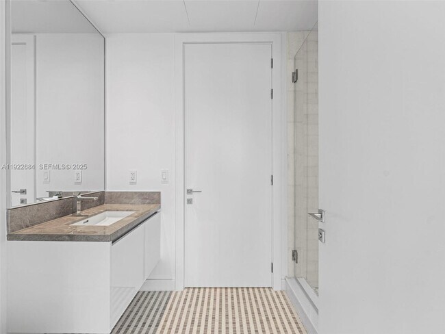 Building Photo - 700 NE 26th Terrace