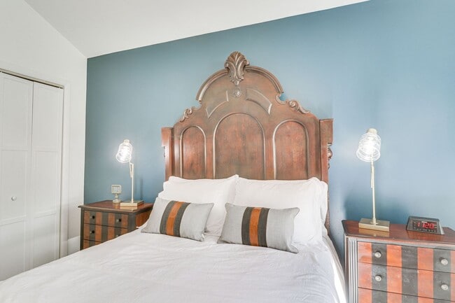 Building Photo - Modern 3BR Duplex with Abundant Natural Light