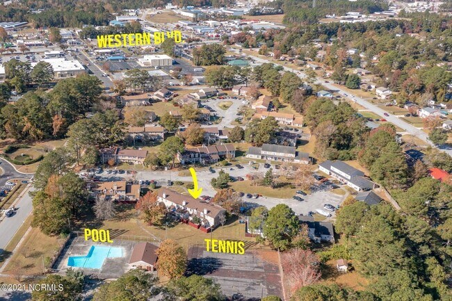 Building Photo - Townhouse close to Western Blvd and BASE!