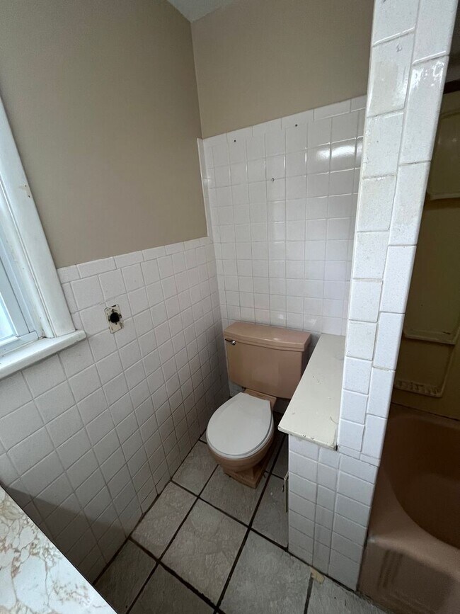 Building Photo - 4 Bedroom 2 Bath on Campus