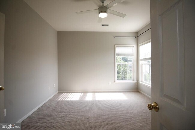 Building Photo - 5569 Jamisons Farm Dr