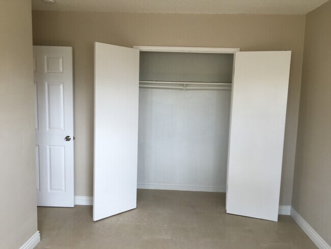 Building Photo - Main16761-73