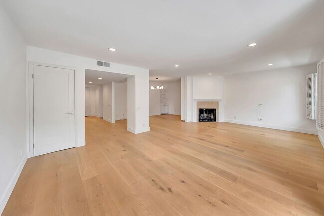 Building Photo - 4424 Coldwater Canyon Ave