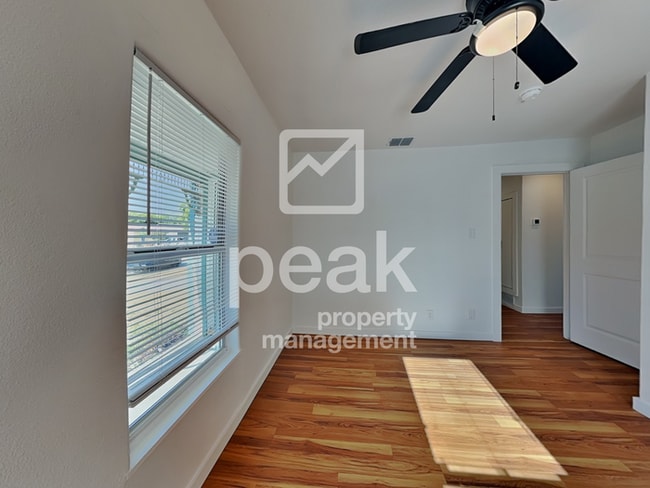 Building Photo - $1500! 3Bed/1Bath Home in Fort Worth! $250 off your initial move in costs! Apply by 12/24!