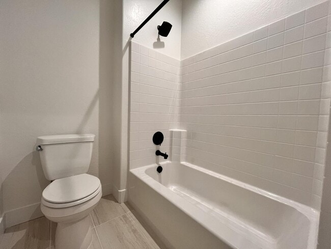Building Photo - 2827 E Colina Dr