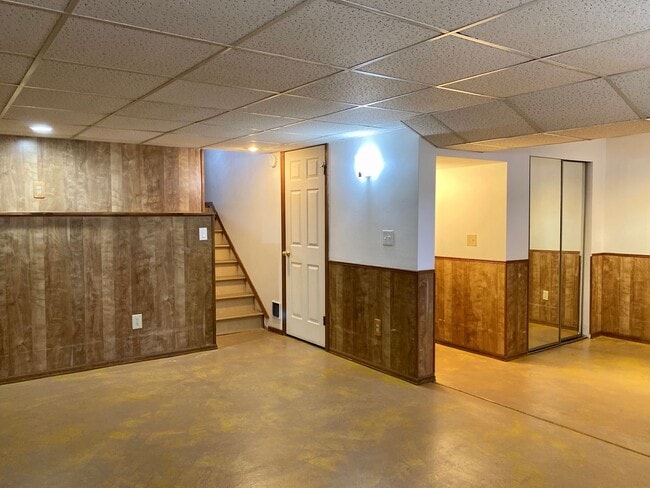 Building Photo - Spacious Tri-Level Home Featuring 4BD/2.5B...