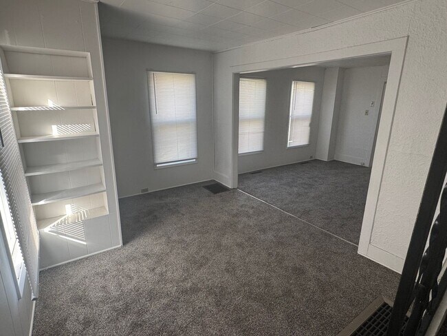 Building Photo - Bluff Street 708-710