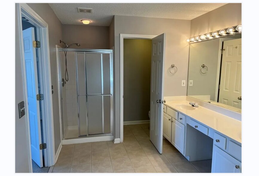 Building Photo - 4030 Ridgefair Dr