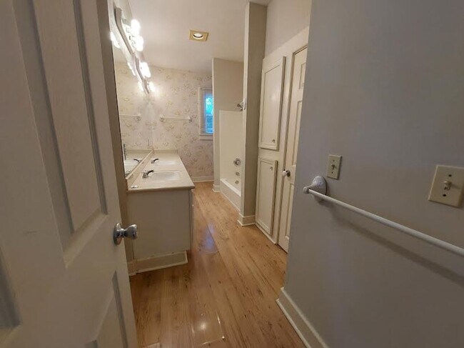 Building Photo - Gorgeous 3 bedroom, 1 bath home south of Haysville