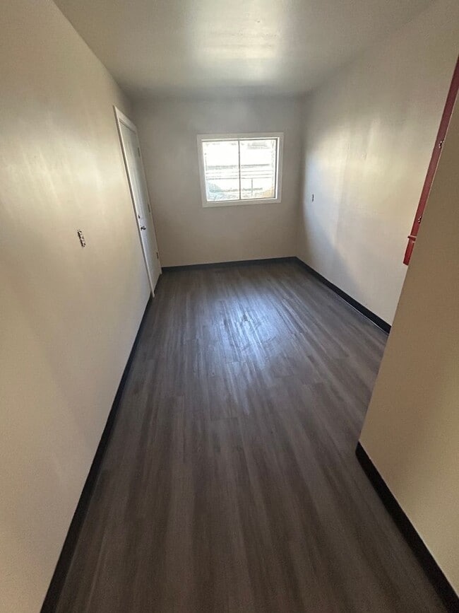 Building Photo - Beautifully renovated 3bedroom/2 bath house. 1/2 off 1st month's rent!