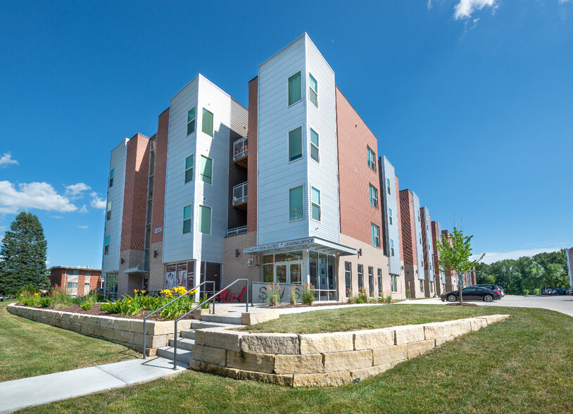 Building Photo - Stadium View Ames