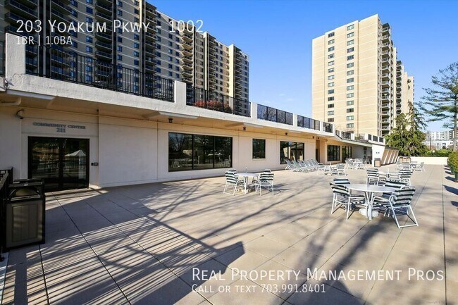 Building Photo - 203 Yoakum Pkwy