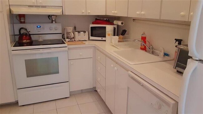 Building Photo - 1950 S Ocean Dr