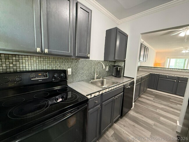 Building Photo - 2121 NE 42nd Ct