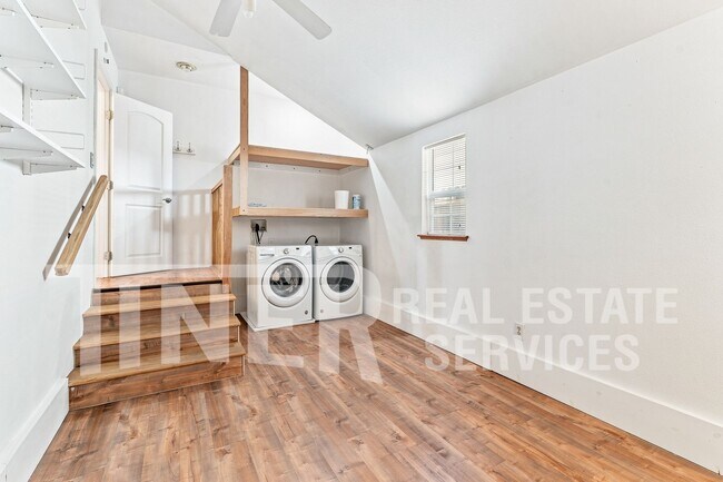 Building Photo - 532 40th St