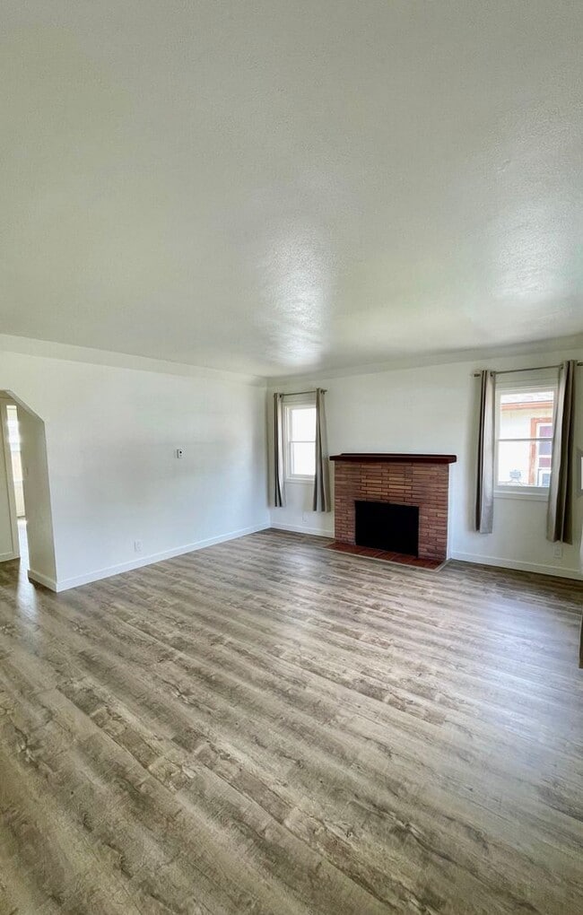 Building Photo - Freshly renovated 2bdrm, 1 bath house with...
