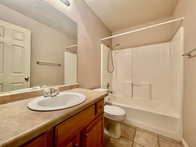 Building Photo - Hidden Valley Townhome!