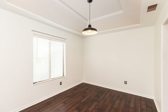 Building Photo - Shawnee Condo all redone close to Shops an...