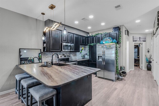 Building Photo - Condo Available Now